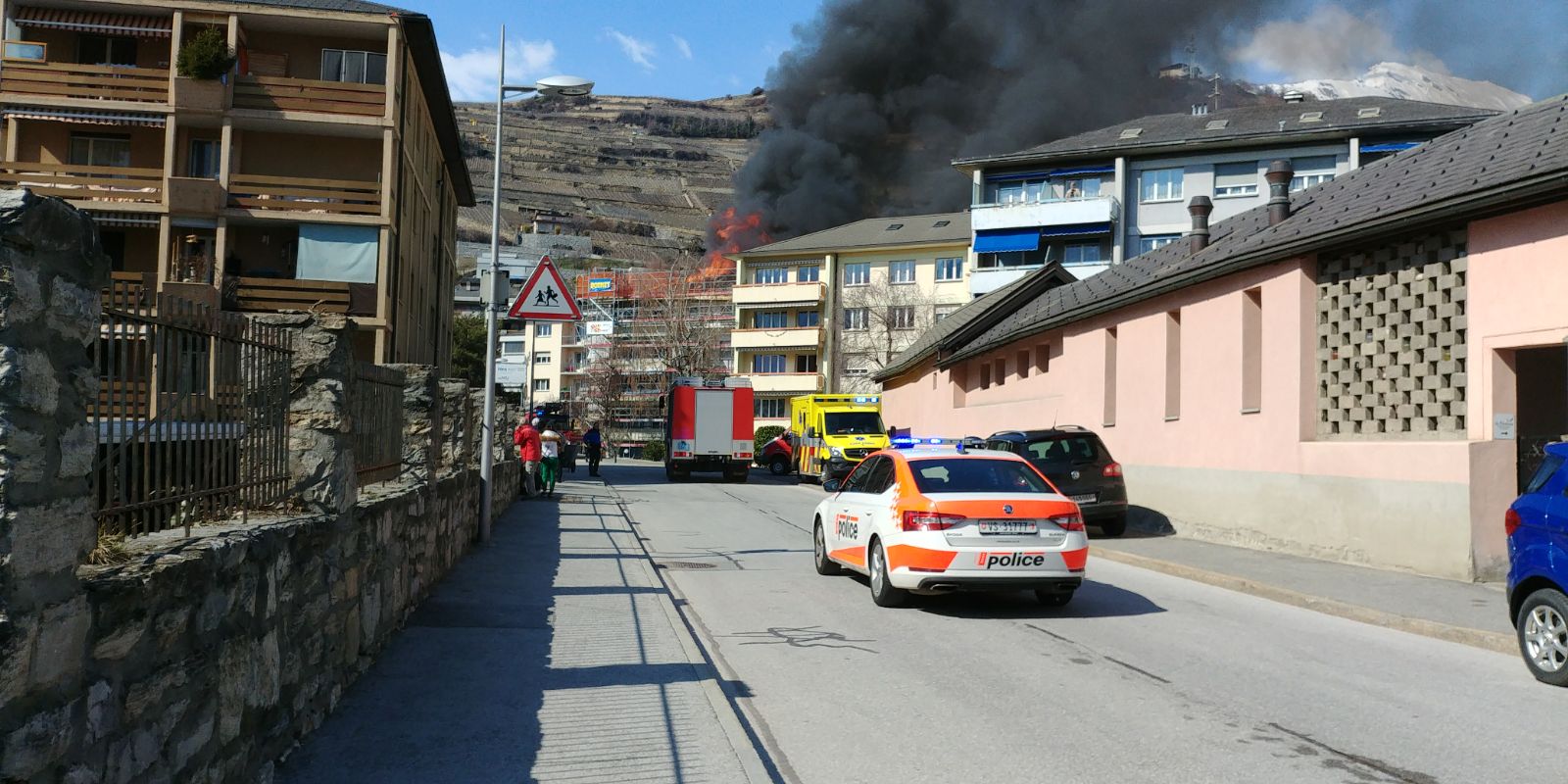 Le toit d’un immeuble a pris feu à Sion en début d’après-midi